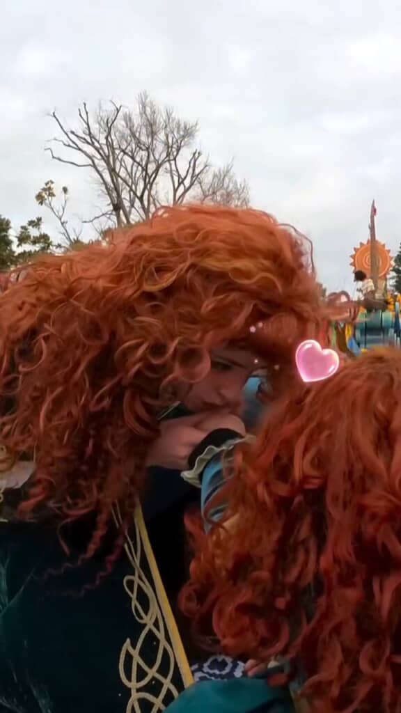 手をとって口づける仕草も