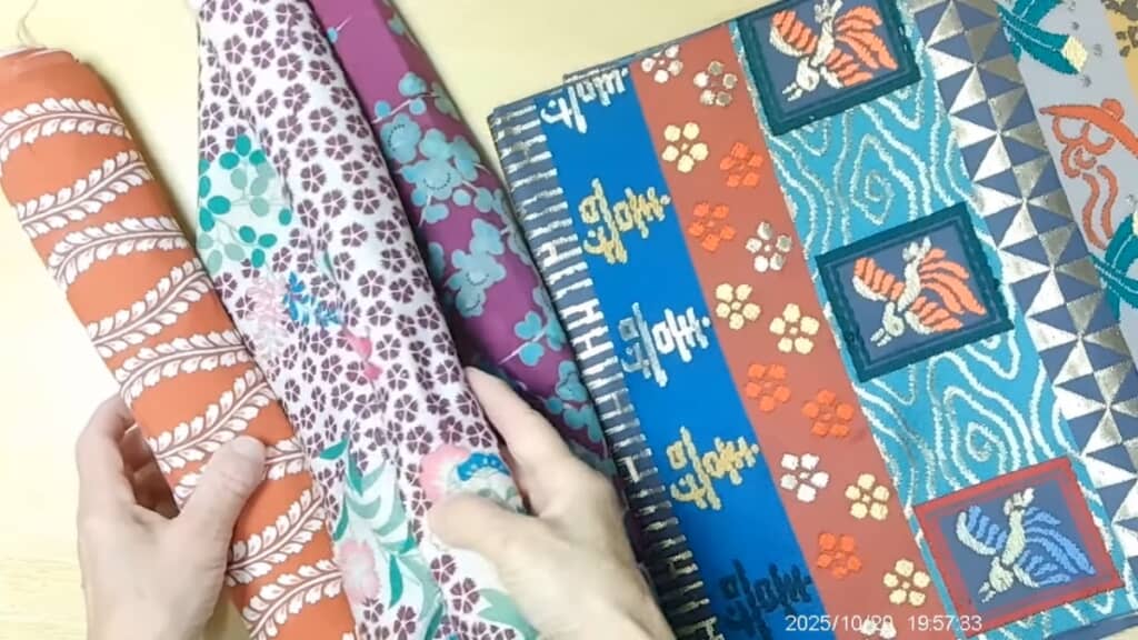 華やかな着物の生地や帯を使います