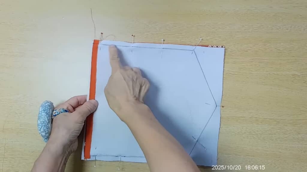 布を重ねて三辺を縫い合わせます