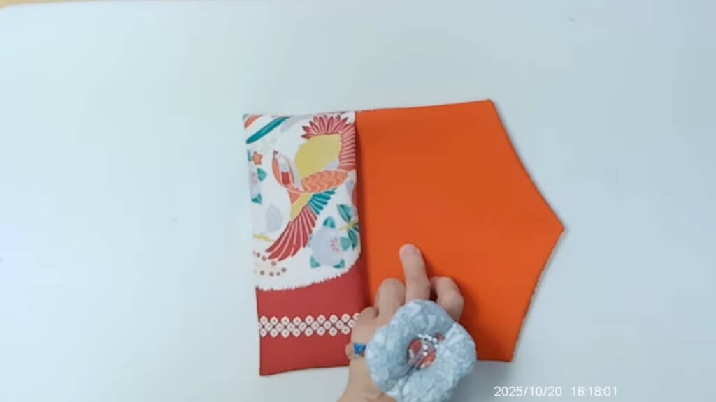 ふくさの形に折り、アイロンを当てます