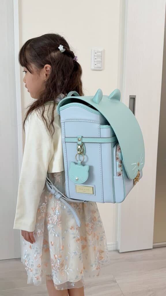 側面には猫型のキーホルダーも付いています