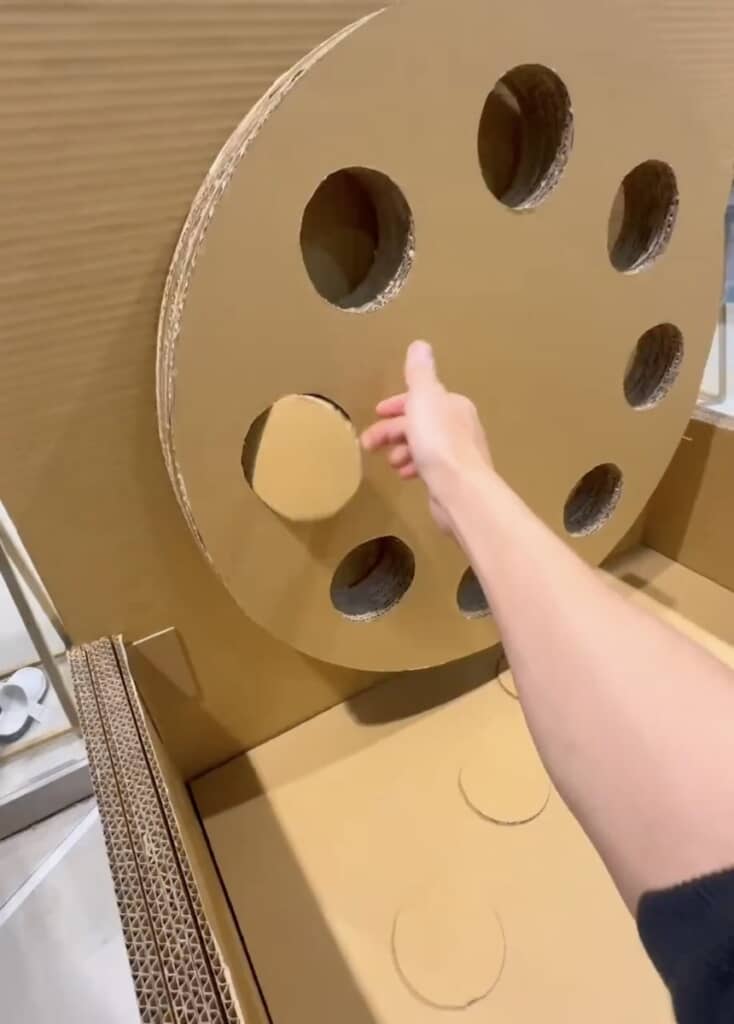 回転機構も備えた円形のゴール。ここに開いた穴にうまくボールを入れるゲームです