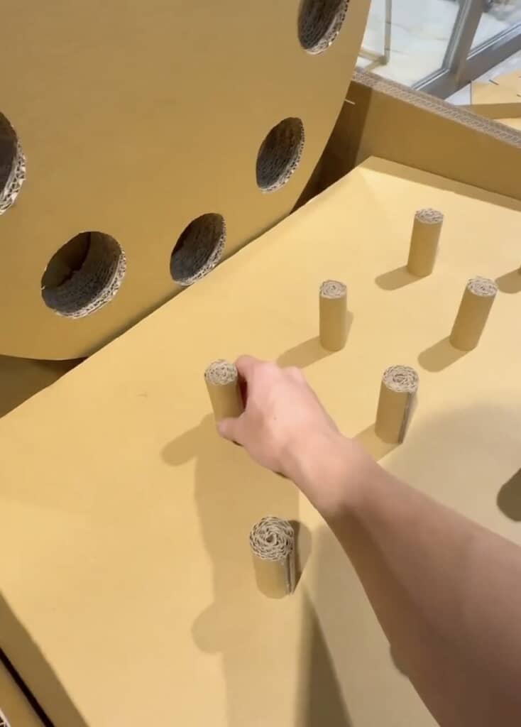 ゴールの手前には、ボールの行方を左右する“釘”を設置