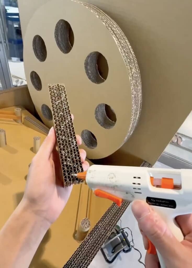 細かいパーツを取り付けて……