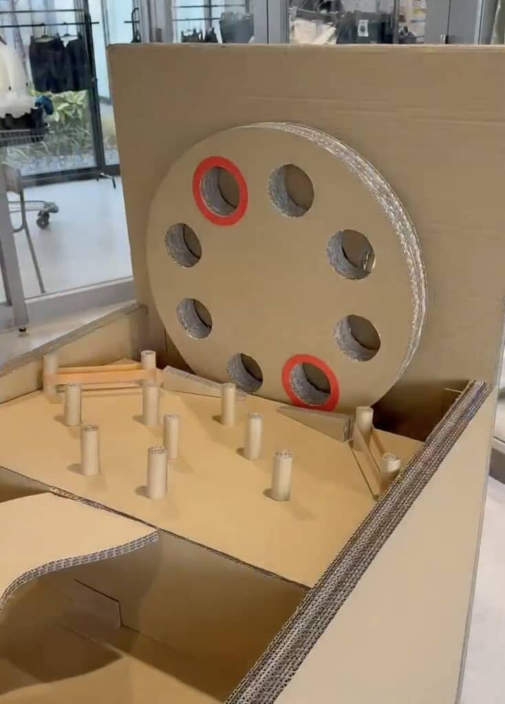 赤い紙を貼って“当たりの穴”を示せば完成！