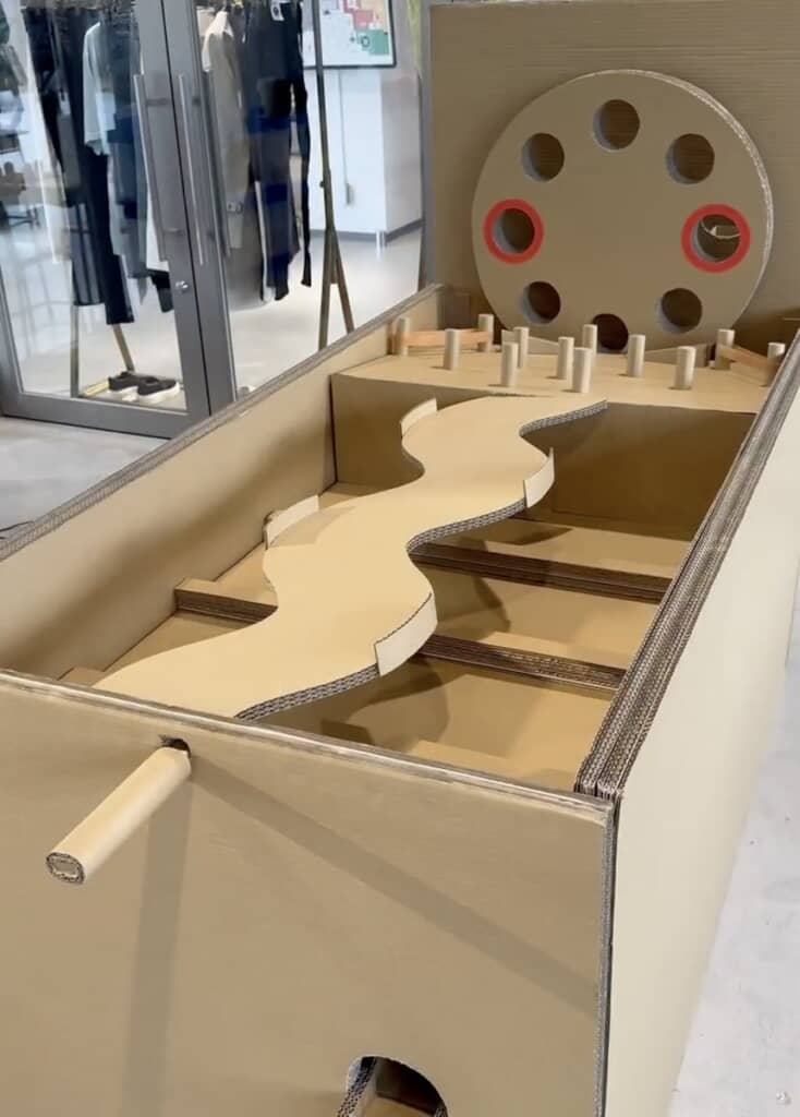 段ボール製で、しかも手作業で作ったとは思えないクオリティーの高さ