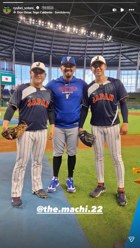 ベネズエラ代表のアンドレス・マチャド選手と笑顔で並ぶ（画像は曽谷龍平Instagramストーリーズから引用）