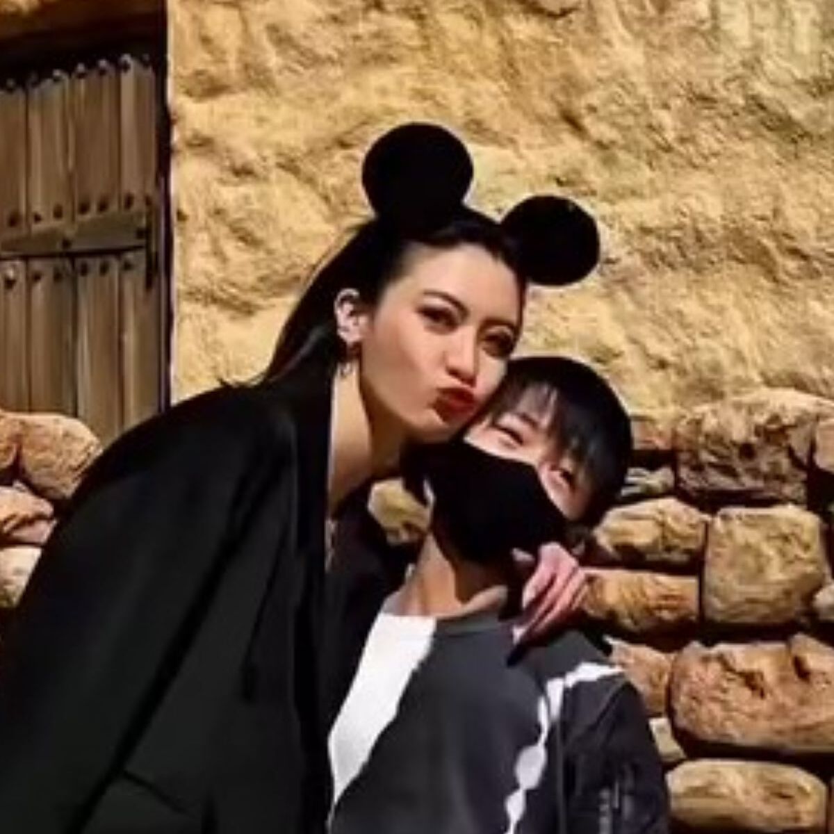 31歳ママにギュッとされる11歳息子→5年後、息子が……　87万再生された姿に「えぇー!?」「思春期やっぱり恐るべし」 | ライフスタイル ねとらぼ