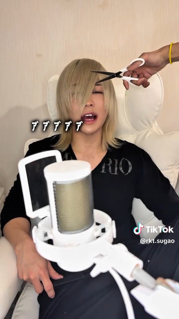 髪を切られる小塩さん