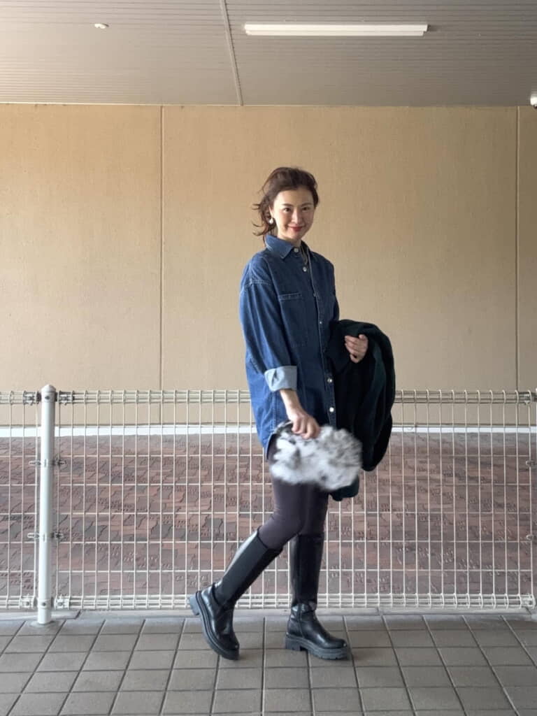 オーバーサイズなデニムジャケットが高身長に映える