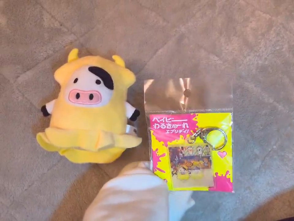 傾けるとカルビイカが動くレンチキュラー仕様