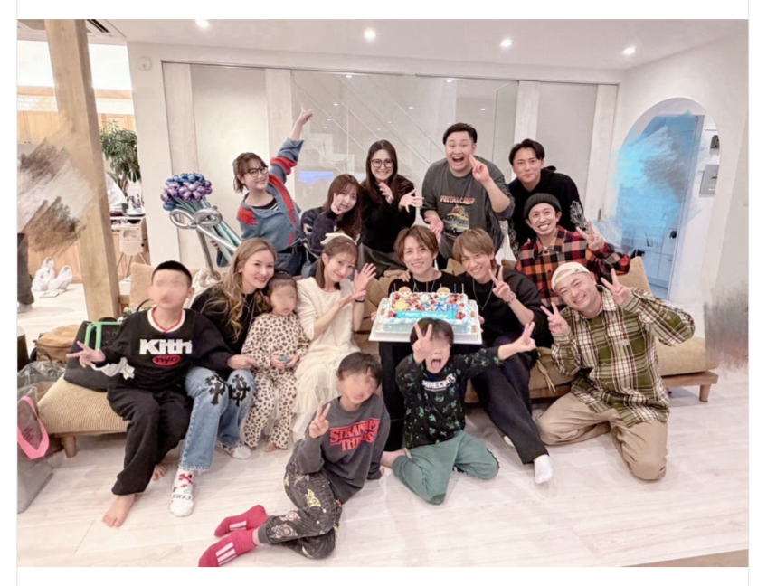 主役の肩を抱いて満面の笑みを見せる小山さん（画像は辻希美オフィシャルブログから）