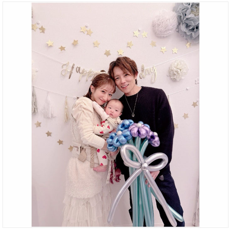 次女とともに夫に寄り添う辻さん（画像は辻希美オフィシャルブログから）