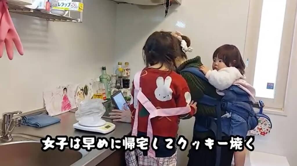 女子はクッキーを焼きます