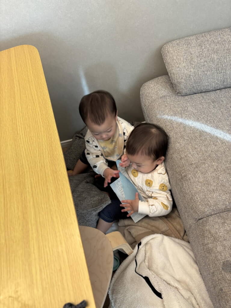 パパの給与明細チェックをする双子ちゃん