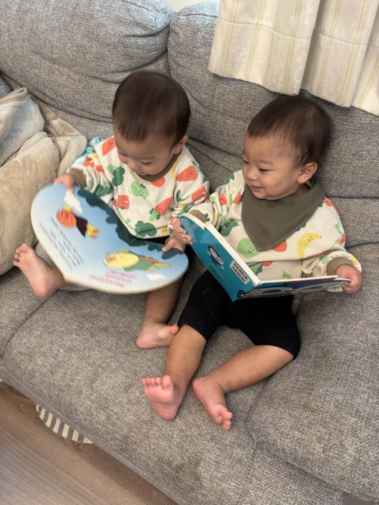 仲良く絵本を読みます