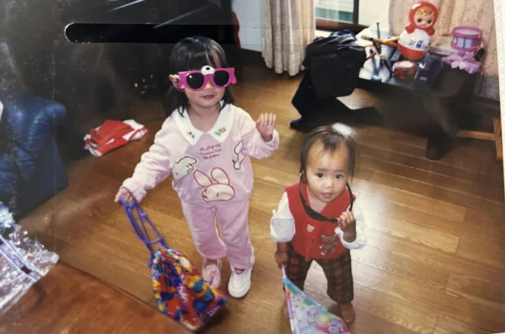 ごきげんな様子の幼少期姉妹ショット