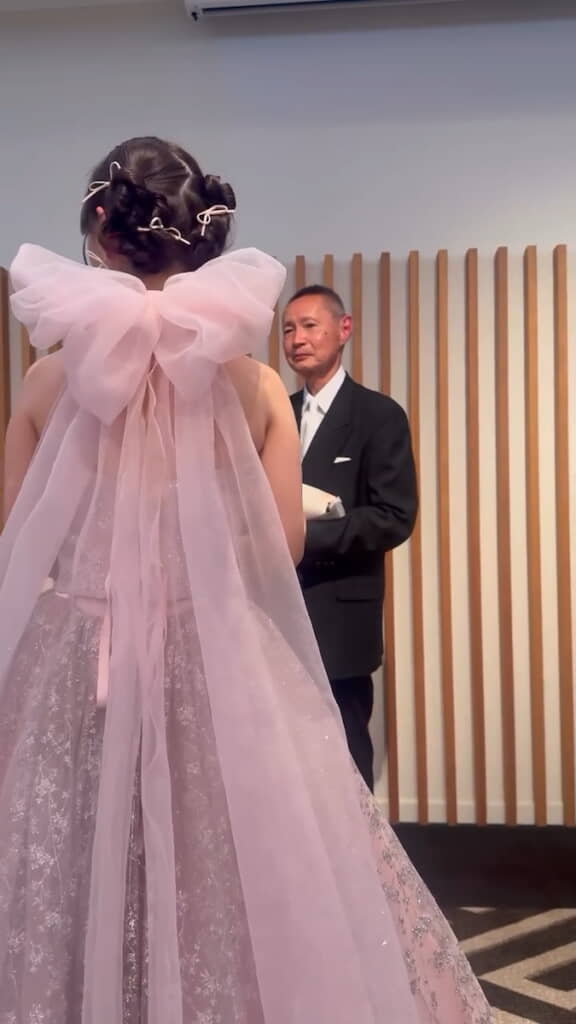 大きなリボンが目を引くカラードレス