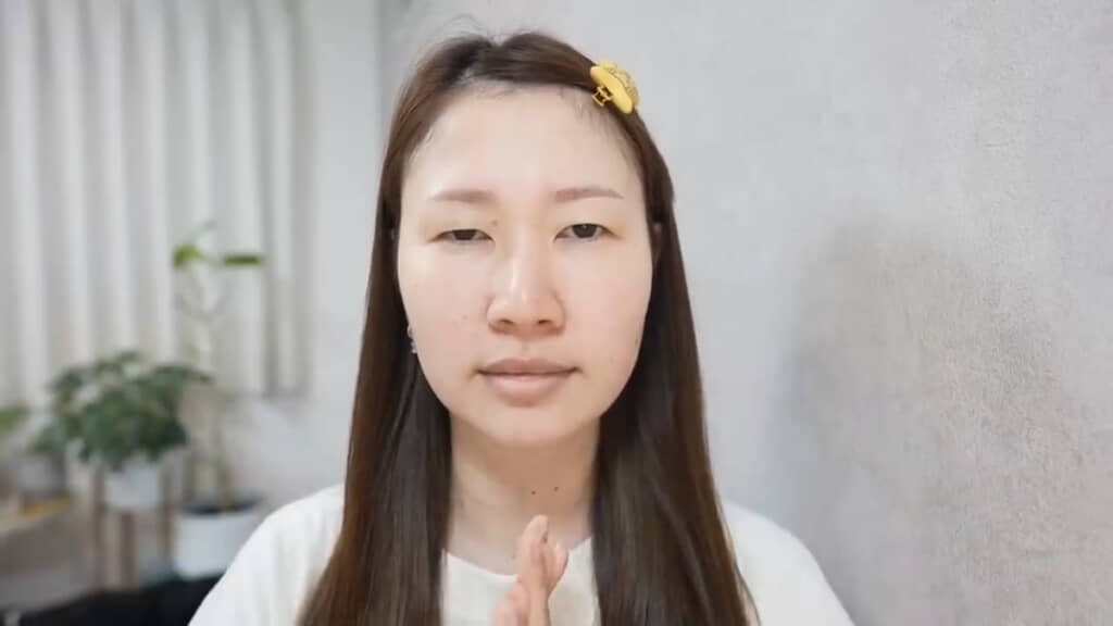 すっぴん状態の足の裏さん。メイクで肌荒れをカバーしていきます