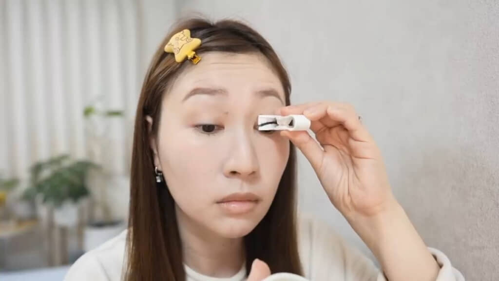 マグネットつけまつ毛を付ける様子