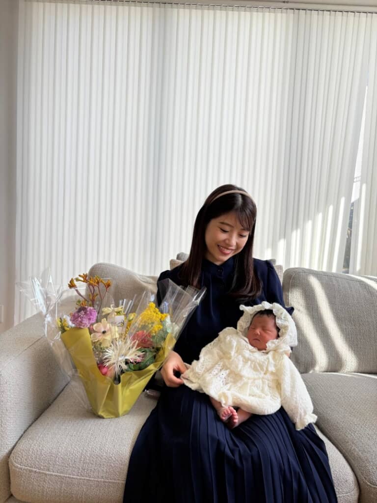 優しい表情で娘ちゃんを見守るASUKAさん