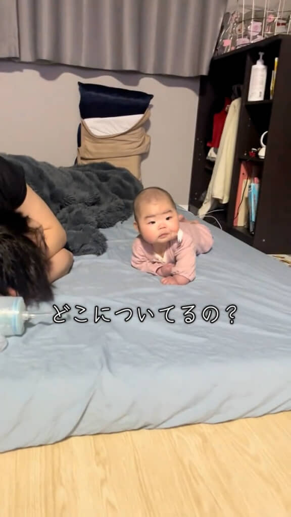 ほっぺに何かが付いている……？