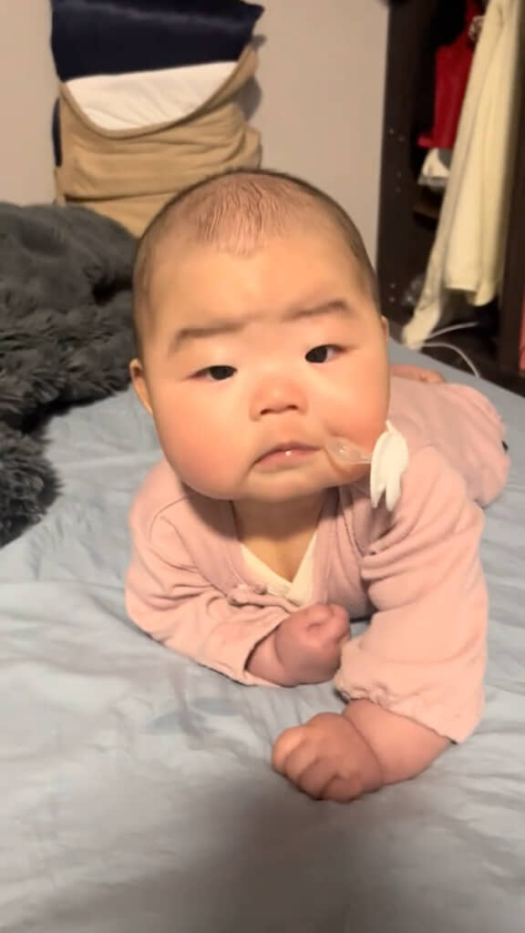 ほっぺのお肉に挟まってる……！