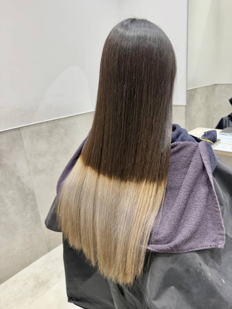 暗めのブラウンと明るいブロンドのツートンカラー