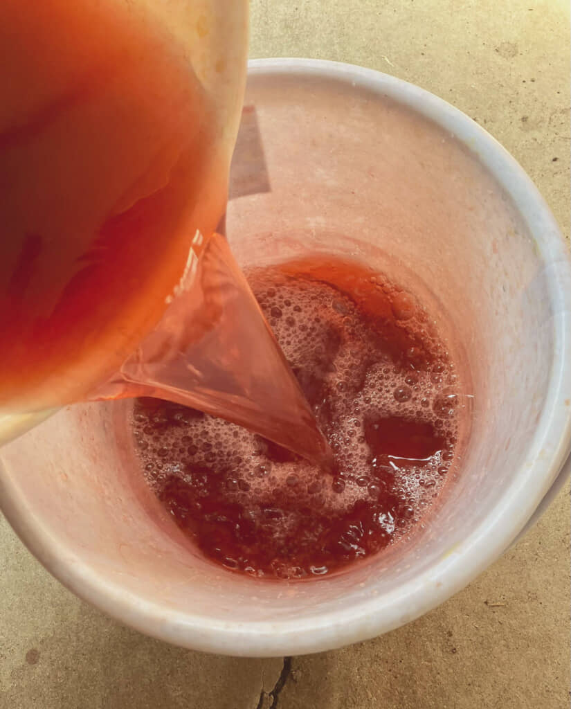 赤みを帯びた染料に