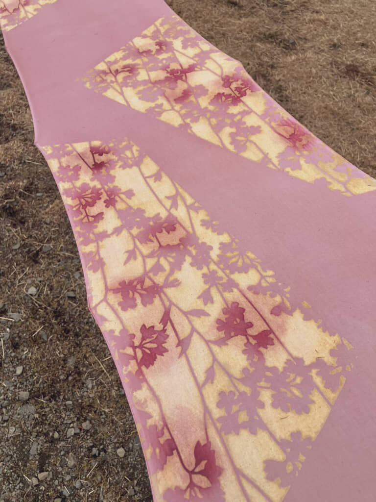 ハケで染料を引いた生地を乾燥させる様子