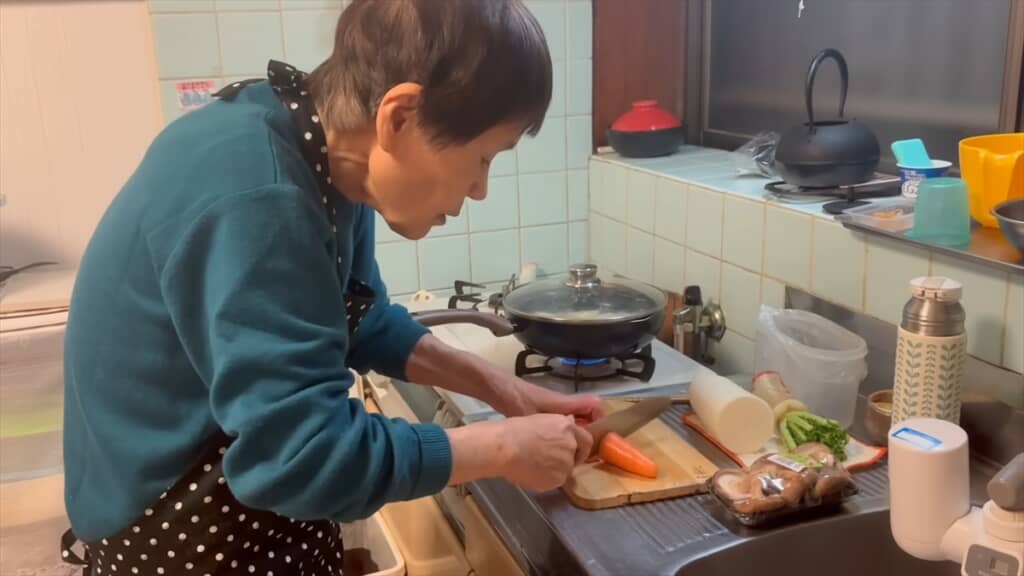83歳のおばあちゃんが2人暮らしの孫に作る晩ご飯