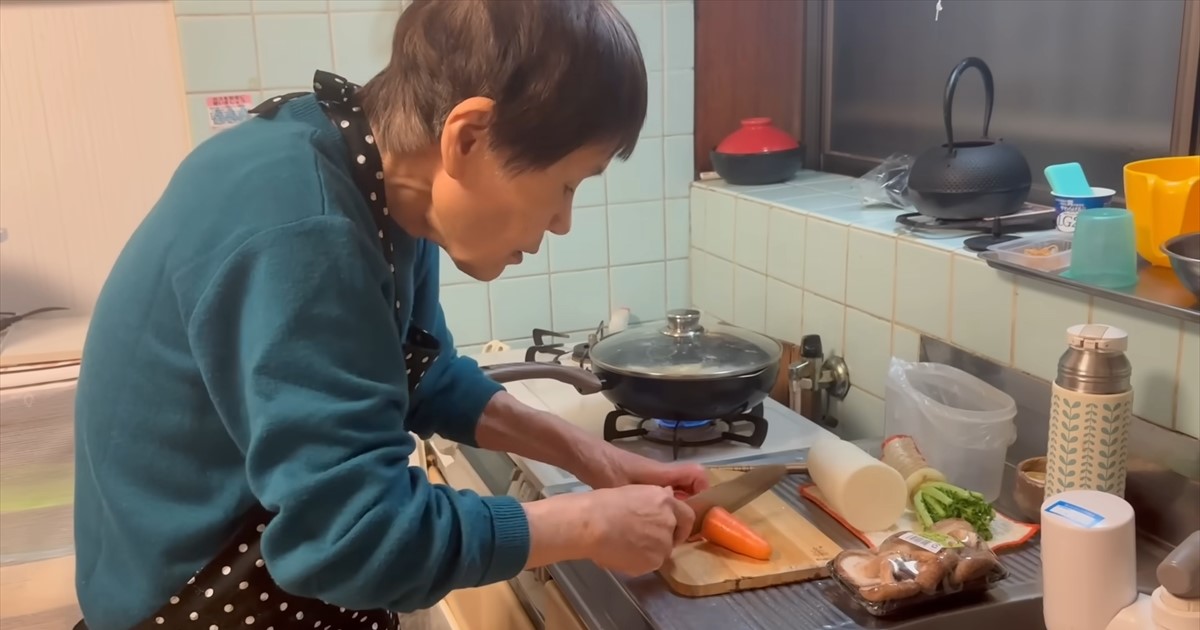83歳おばあちゃんが“2人暮らしの孫”のために作る晩ご飯は……　愛情たっぷりの最高の食卓に「包容力が素敵です」「恋人同士のよう」（1/3） | ライフスタイル ねとらぼ