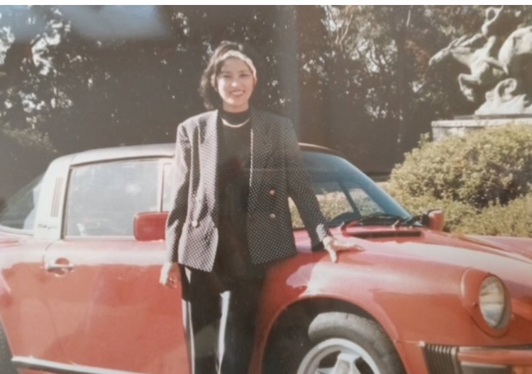 愛車に手を付いてポーズを取る母