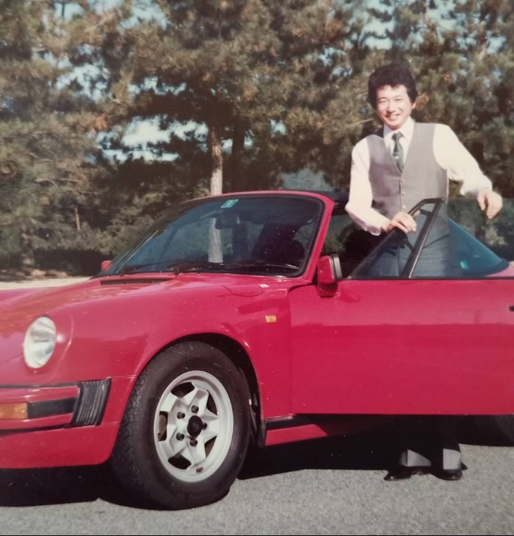 母のポルシェと一緒に写った39歳の父