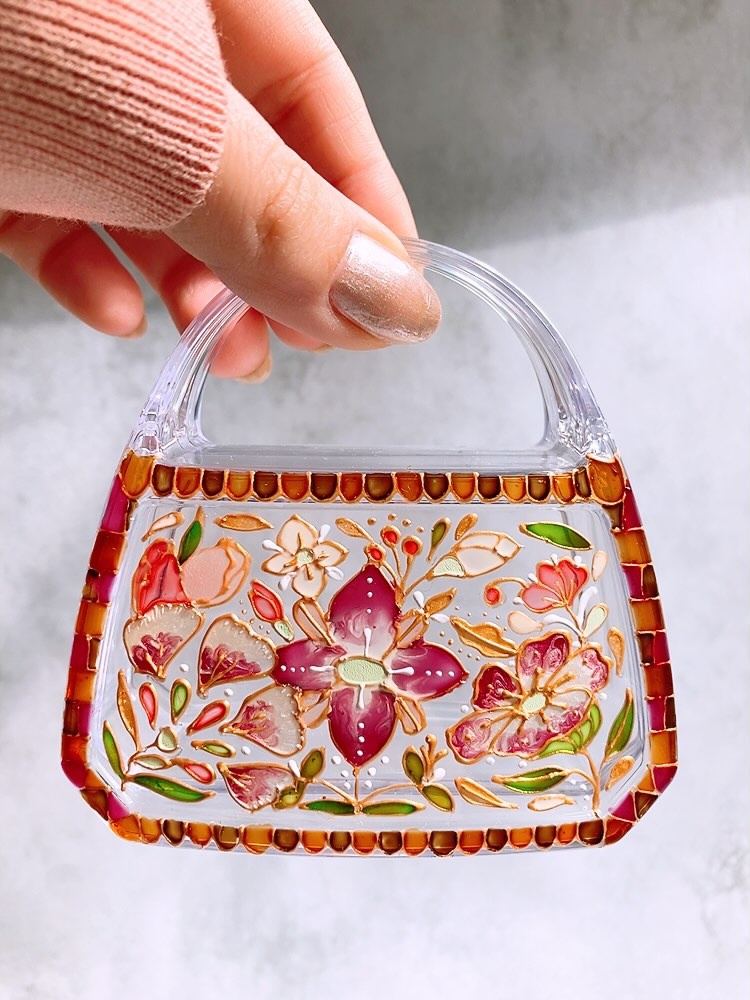 ガラス製の芸術作品に見える