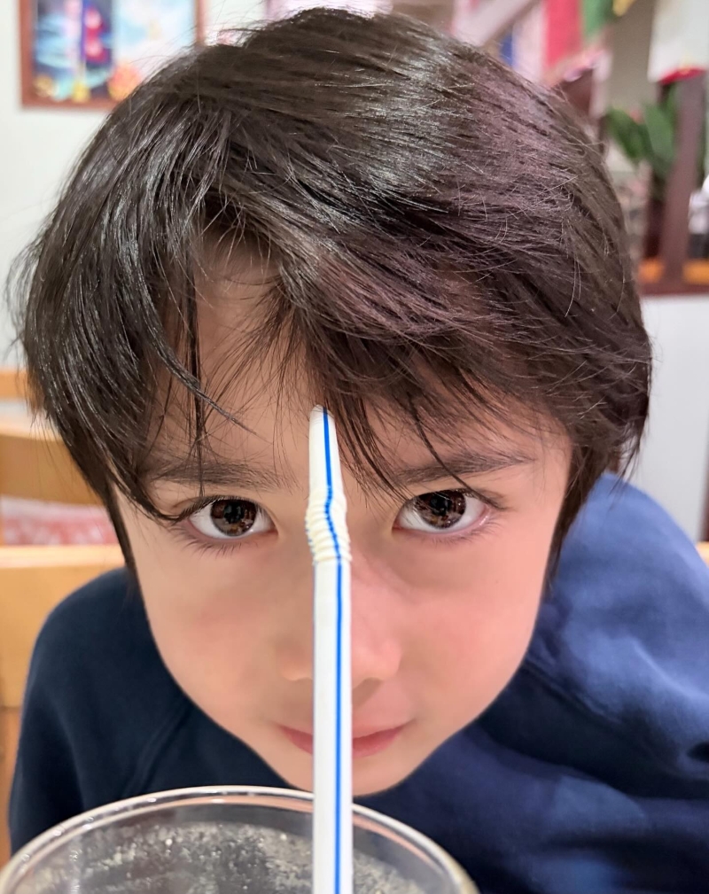 ストローをおでこにつけるおちゃめな姿も披露