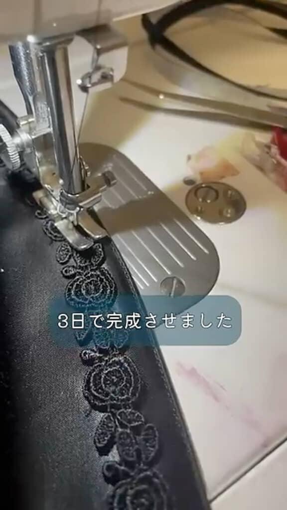 襟部分にレースを縫い合わせていく