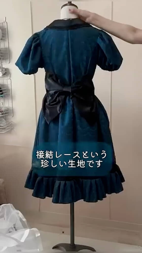 大きなリボンが目を引くデザイン