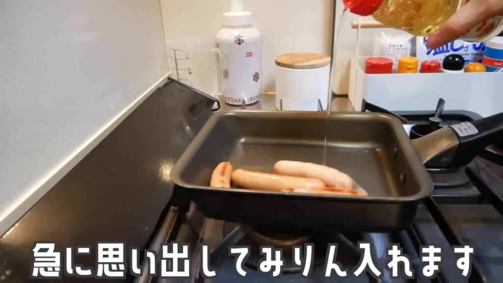 ウインナーを炒めているところにみりん投入