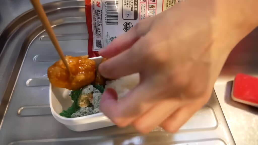 冷食おかずを詰めていく