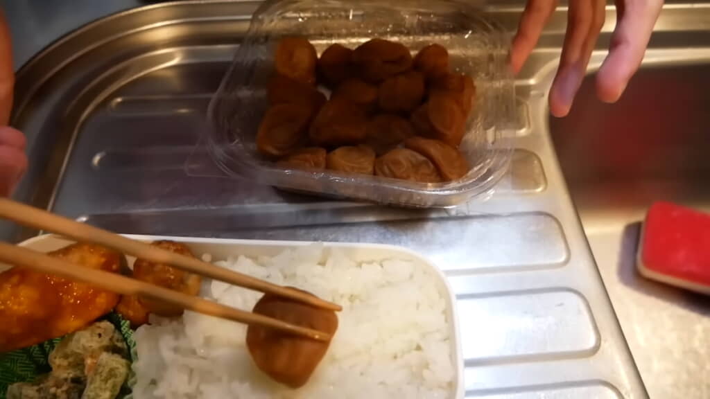 梅干しを載せて……