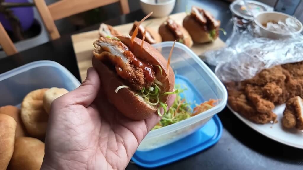 娘のアイルランド人の彼氏にとんかつを振る舞う日本人妻