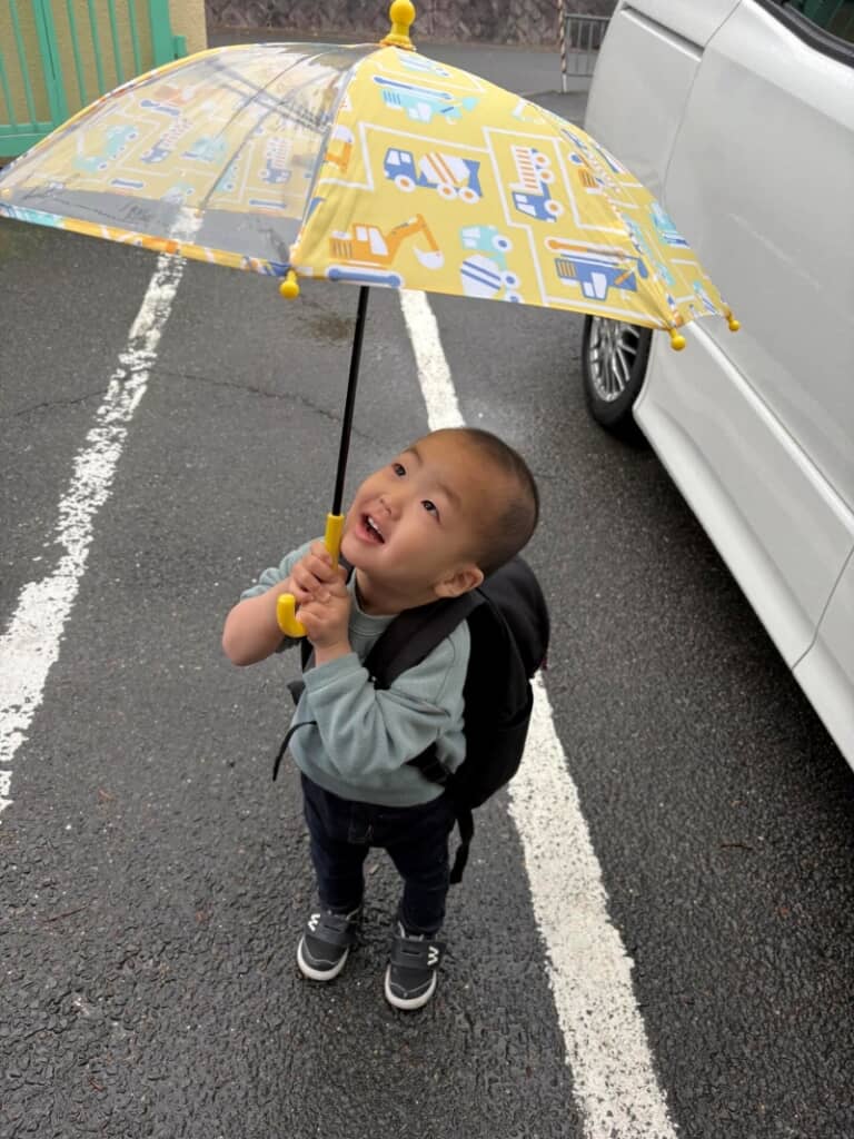 透明のところから空を見上げています