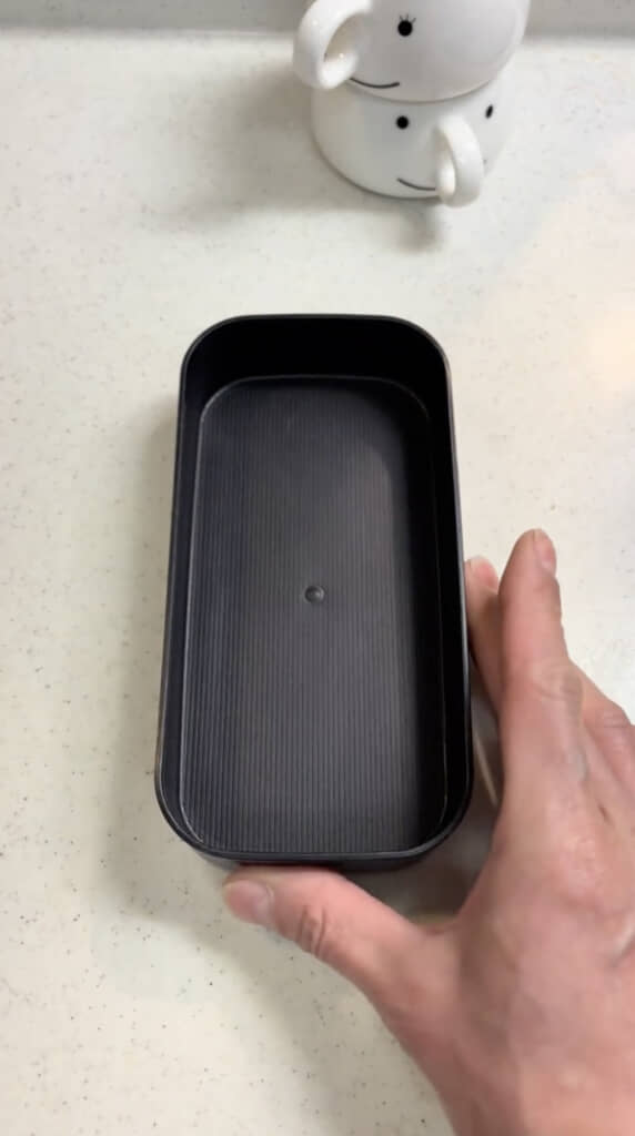 完成したおかずを詰めていきます