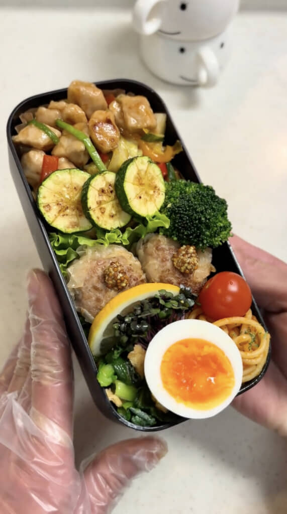 細かいおかずをさらに入れたら完成！