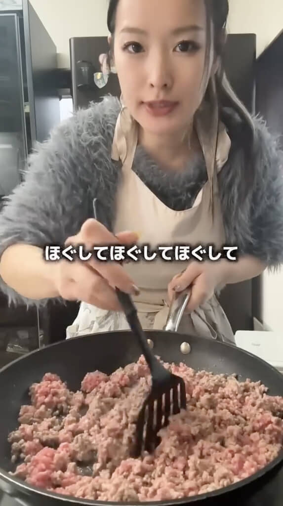 ひき肉をフライパンにそのまま入れます