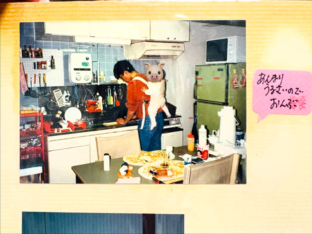 1985年ごろの台所での父と娘