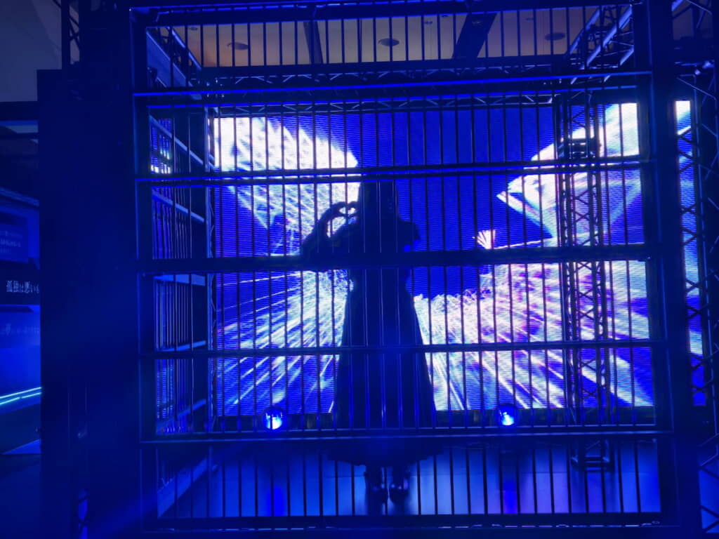 両手でハートを作るAdoさん……？