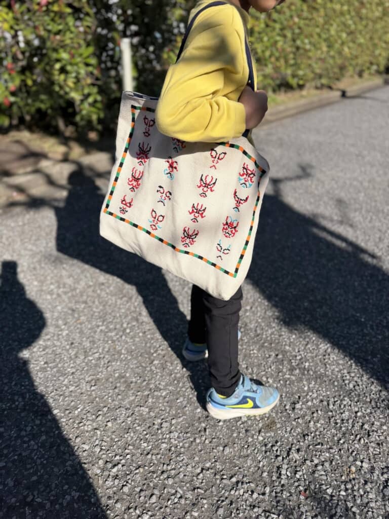 おばあちゃんが刺しゅうした息子くんのバッグ
