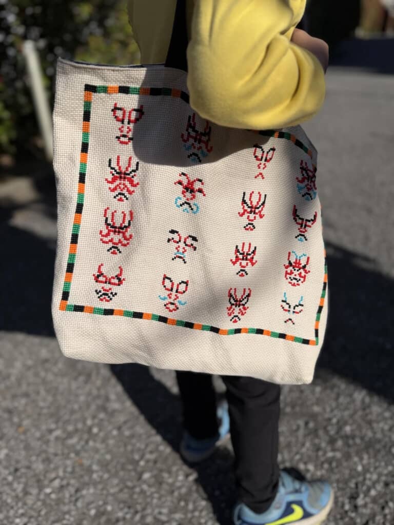 刺しゅうのデザインは歌舞伎の隈取！